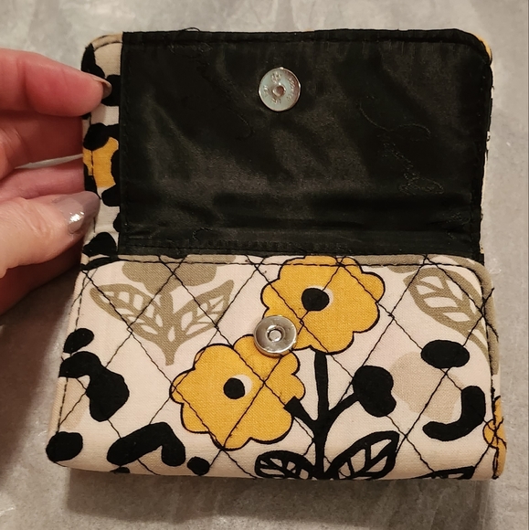 Vera Bradley Quilted Snap Lock Bi-Fold Wallet 5 X 3.5 - Picture 9 of 13